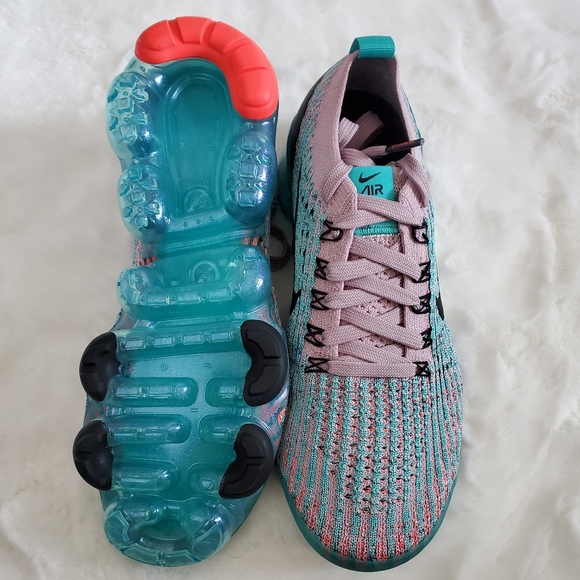 **SOLD***  Nike Vapormax Flyknit 3 - Picture 2 of 5